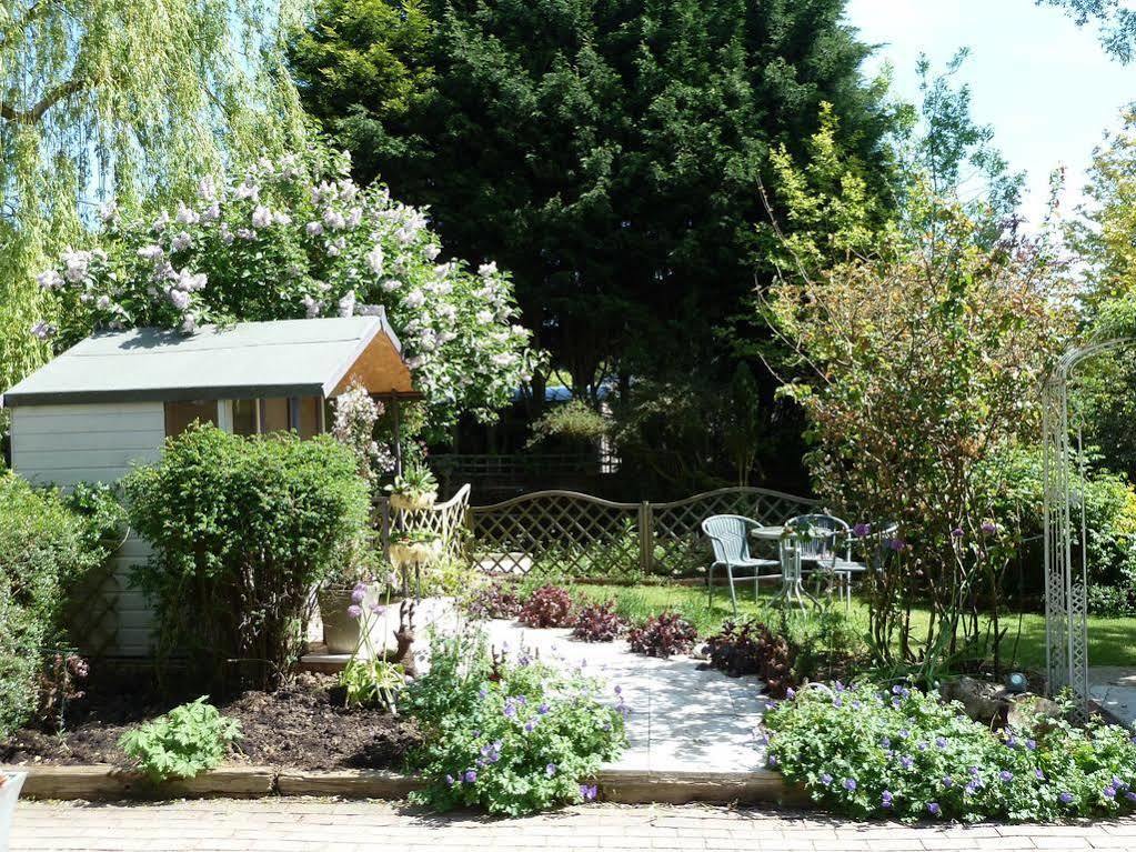 Takeley The Willows Guest House מראה חיצוני תמונה